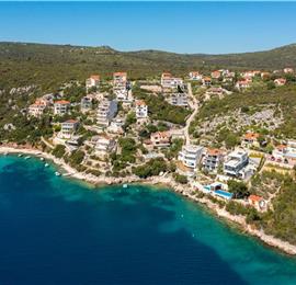 6 Bedroom Waterfront Villa with Pool in Uvala Ljubljeva near Trogir, Sleeps 12-13